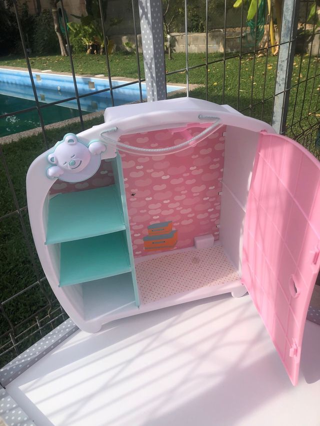 Casita de muñecas con muñeco y baño y armario 