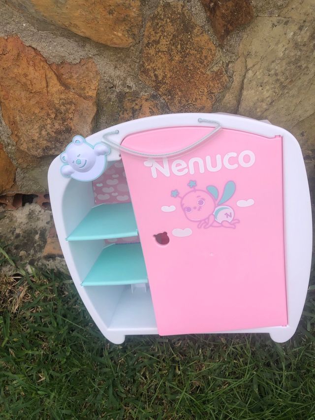 Casita de muñecas con muñeco y baño y armario 