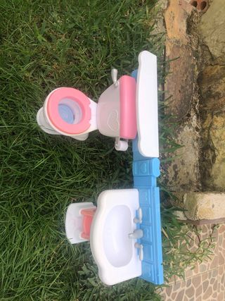 Casita de muñecas con muñeco y baño y armario