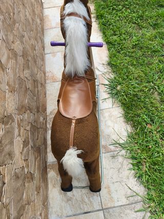 Caballo balancín marrón con ruedas