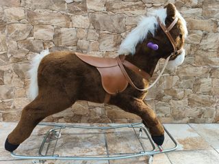 Caballo balancín marrón con ruedas