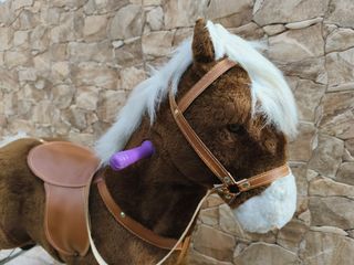 Caballo balancín marrón con ruedas