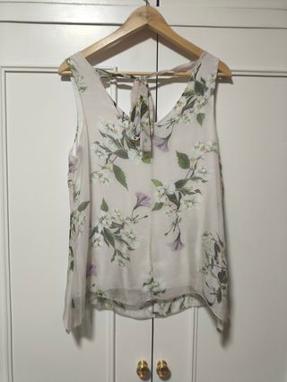Blusa tirantes floral morado y blanco