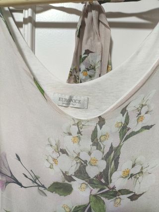 Blusa tirantes floral morado y blanco