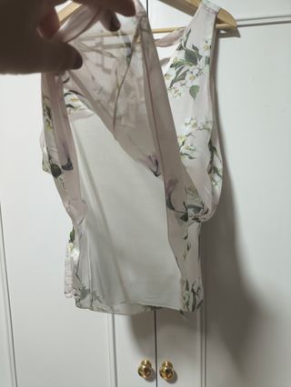Blusa tirantes floral morado y blanco