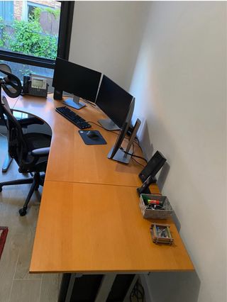 Mesa de despacho moderna altura ajustable.