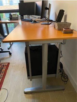 Mesa de despacho moderna altura ajustable.
