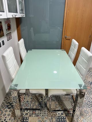 Mesa cristal templado y 4 sillas polipiel