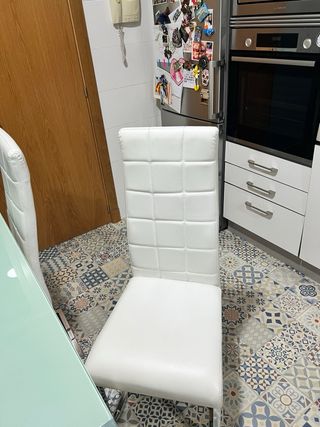 Mesa cristal templado y 4 sillas polipiel