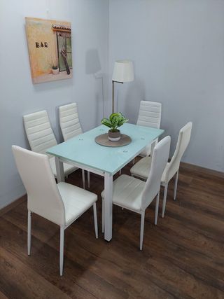 Mesa de comedor con 6 sillas blancas