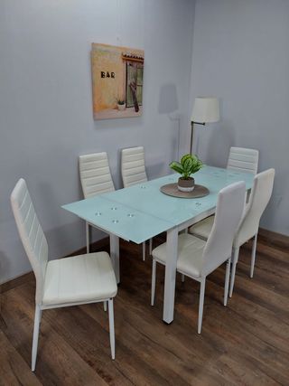 Mesa de comedor con 6 sillas blancas