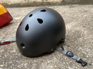 Casco para patines negro