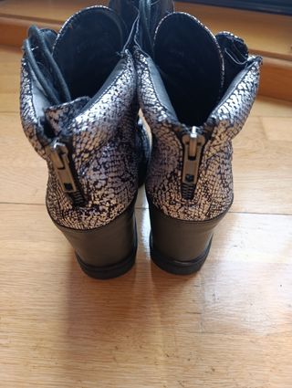 Botines plateados y negros con cuña