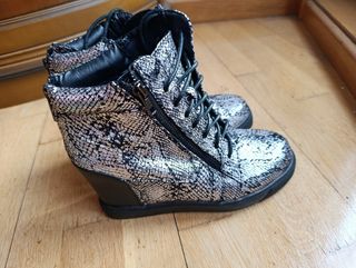 Botines plateados y negros con cuña