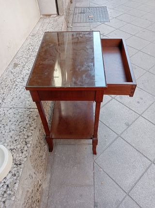 Mesita auxiliar antigua de madera y cristal