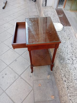 Mesita auxiliar antigua de madera y cristal