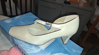 Zapatos de novia marfil con pedrería con regalo.