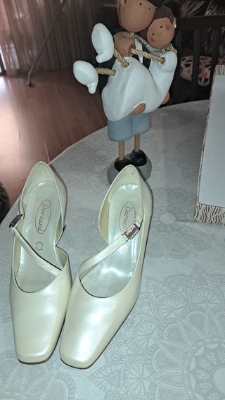 Zapatos de novia marfil con pedrería con regalo.