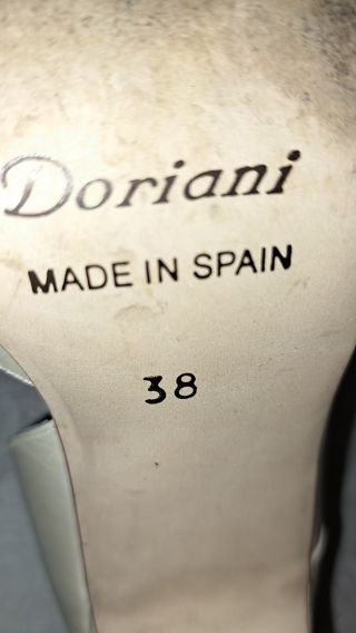 Zapatos de novia marfil con pedrería con regalo.