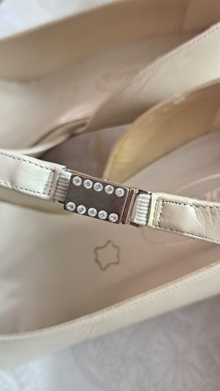 Zapatos de novia marfil con pedrería con regalo.