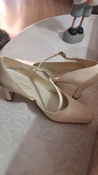 Zapatos de novia marfil con pedrería con regalo.