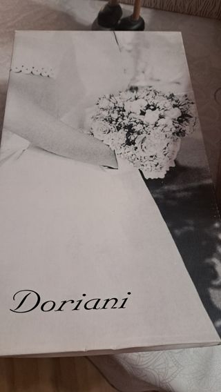 Zapatos de novia marfil con pedrería con regalo.