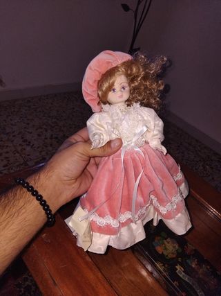 Bambola in porcellana capo di monte vestito rosa