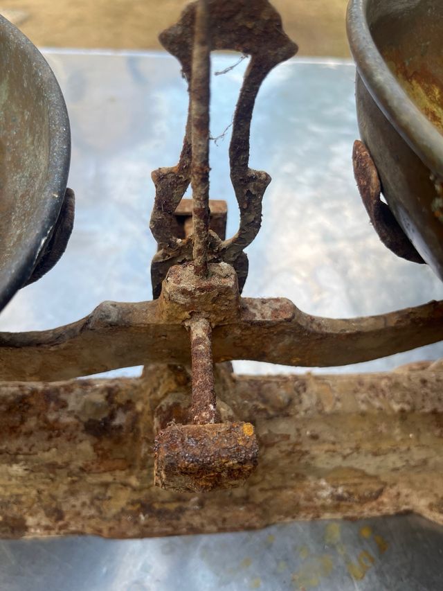 Balanza antigua de hierro