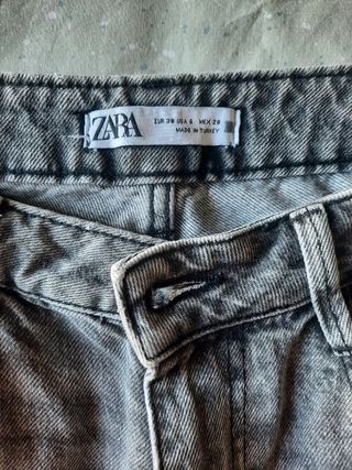 Pantalón vaquero Mom jeans negro desgastado