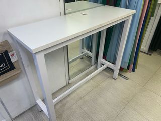 Mesa alta de madera blanca