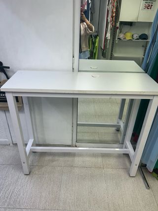Mesa alta de madera blanca