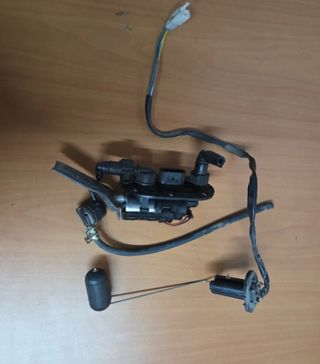 Bomba Gasolina y Medidor Wottan Storm 125