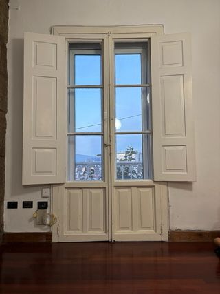 Puertas madera blancas con contraventanas