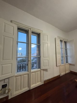 Puertas madera blancas con contraventanas