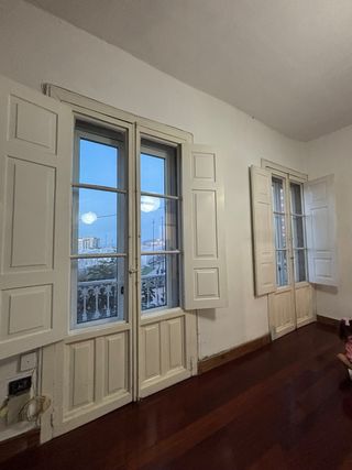 Puertas madera blancas con contraventanas