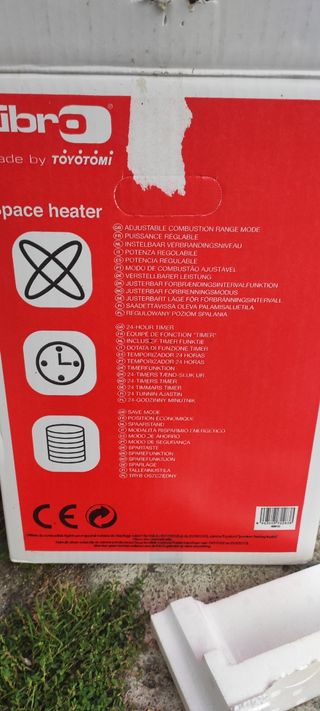 Estufa de parafina plateada.