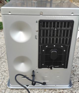 Estufa de parafina plateada.