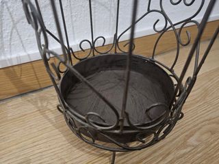 Paragüero de forja marrón.