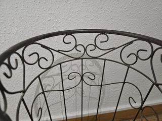 Paragüero de forja marrón.