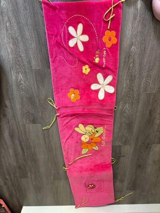 Cubre cuna rosa con abejas y flores