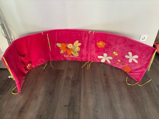 Cubre cuna rosa con abejas y flores