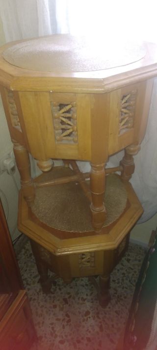 Mesita de madera verdadera.