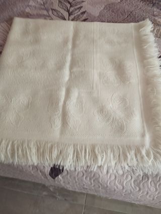Toquilla bebé blanca con flecos