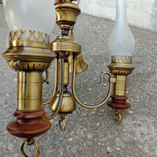 Lampara de araña de bronce, estilo clásico.