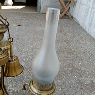 Lampara de araña de bronce, estilo clásico.