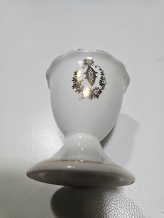 Antico portauovo in ceramica dorata