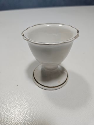 Antico portauovo in ceramica dorata