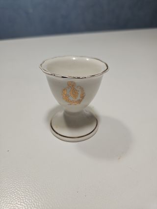 Antico portauovo in ceramica dorata