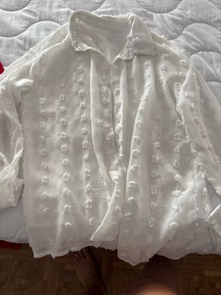 Blusa blanca con textura floral