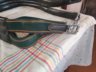 Cincha de cuero con tiras elásticas